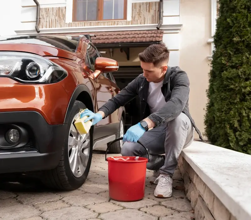 Lavage auto à domicile Vimont : professionnel intervenant sur un véhicule